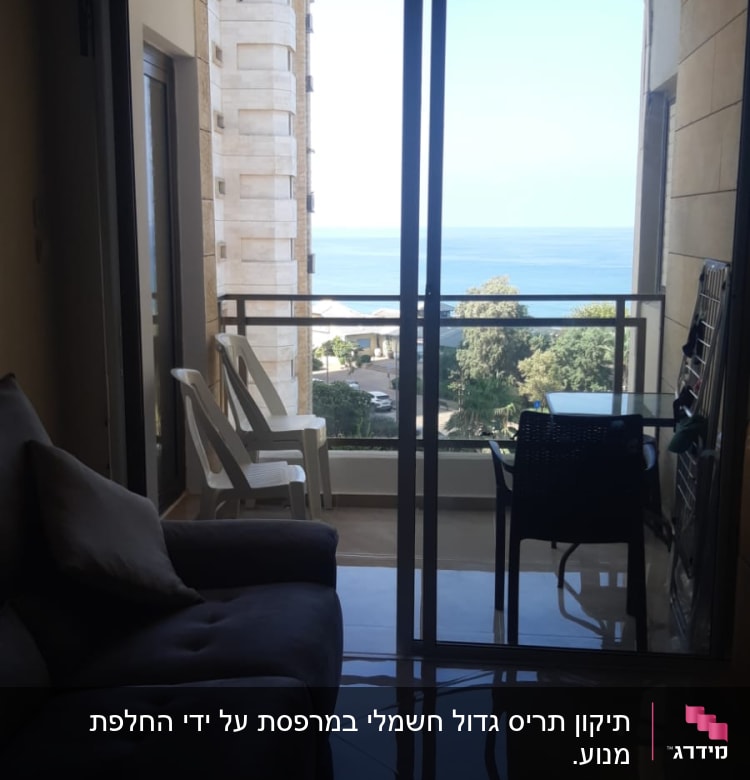 מרפסת עם דלתות זכוכית נפתחות לנוף ים